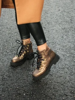 Bota Castanha Com Atacadores Para Mulher Nicole 06