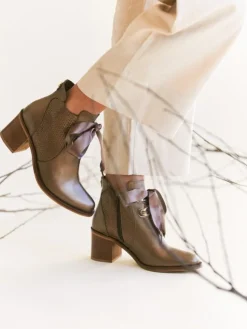 Botim Castanho De Salto Para Mulher Sara 22