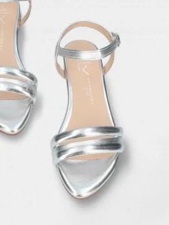 Sandálias Prateadas Salto Raso Para Mulher Cassia 08