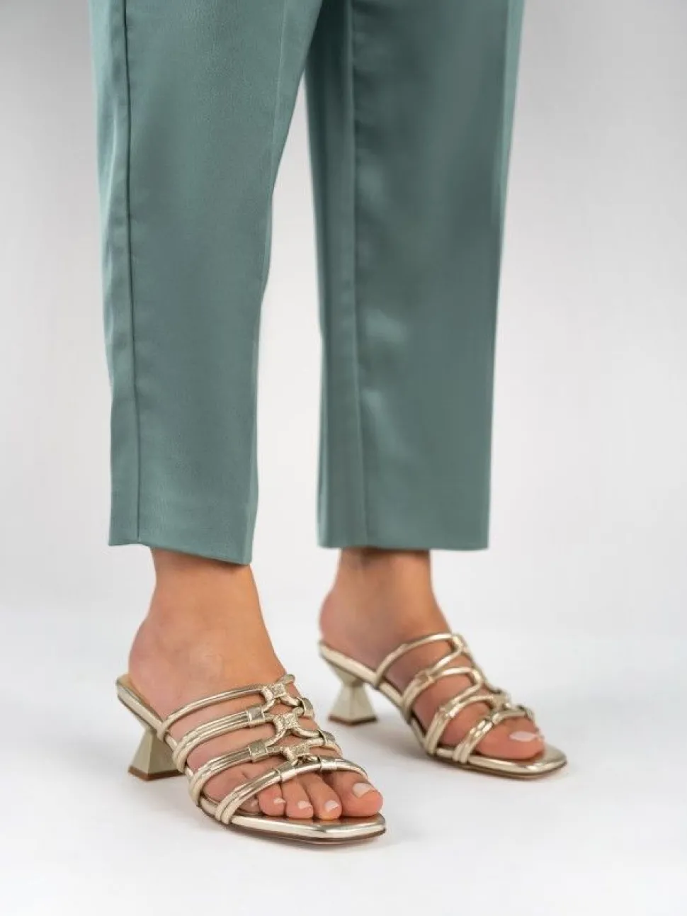 Soca Dourada Com Salto Para Mulher Margarida 01